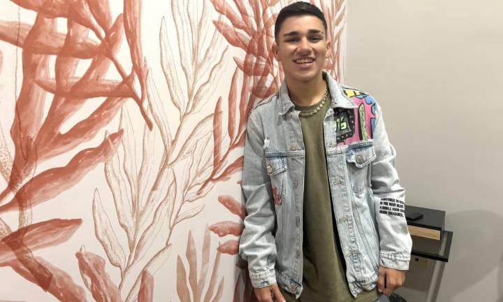 El salsero Luis Vázquez honra la tradición navideña de Puerto Rico con ‘Navidad en AI’