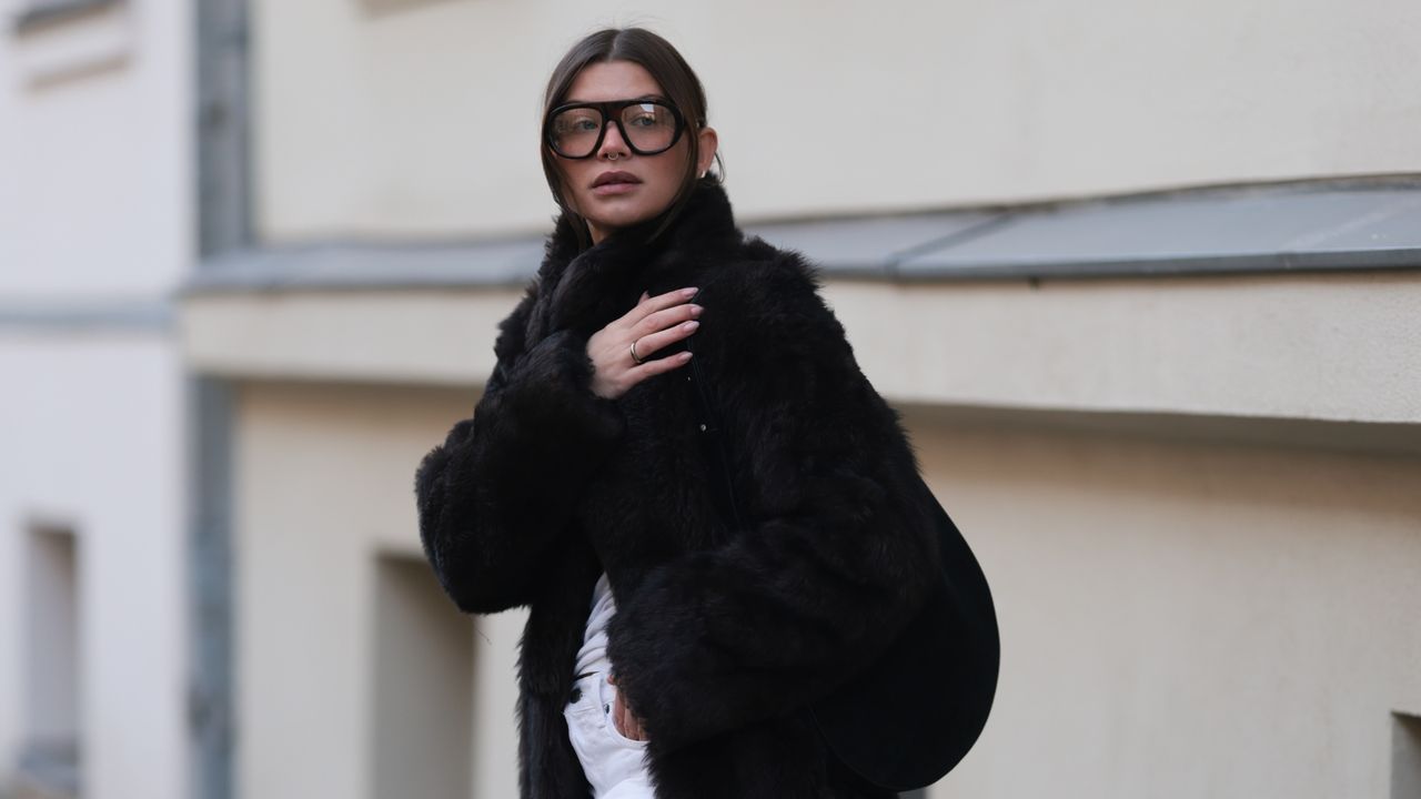 Cómo usar jeans blancos con zapatos de lujo en diciembre 2025