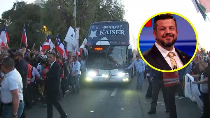 Cierre de campaña: Simpatizantes de Kaiser esperan el bus que transporta al candidato