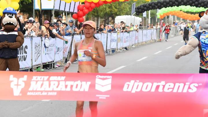 Laura Galván brilla en Mazatlán: la dos veces olímpica conquista el Medio Maratón 2025
