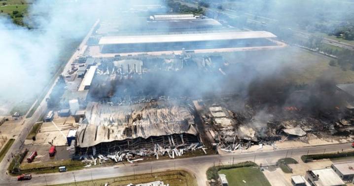 Explosión en Ezeiza: confirman que hay focos activos, el fuego en Iron Mountain está «controlado»