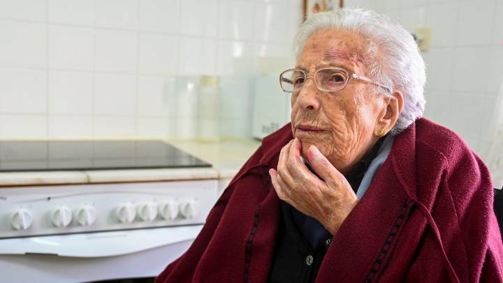 Una leonesa de 112 años reivindica con su DNI ser la mujer más longeva de España