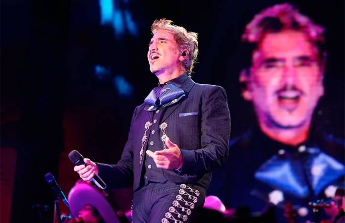 ALEX FERNÁNDEZ DEFIENDE A SU PADRE