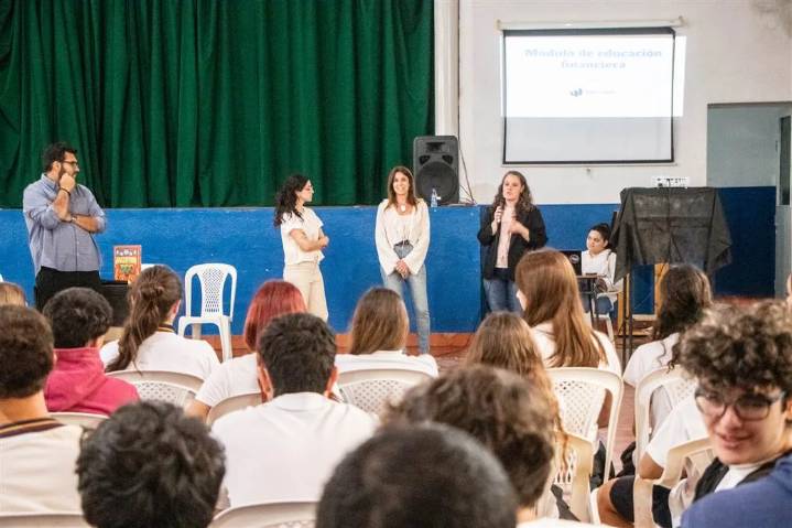 Se llevó a cabo una charla sobre educación financiera para alumnos del Padre Respuela