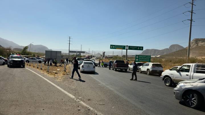 Realizan bloqueo en carretera a la altura de Caseta a León Guzmán por elecciones en ejidos