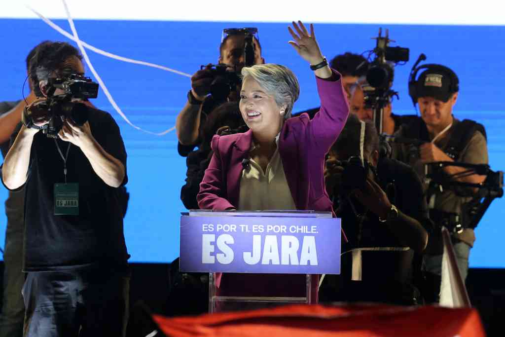 Candidata chilena Jara cierra campaña con acto masivo en Maipú