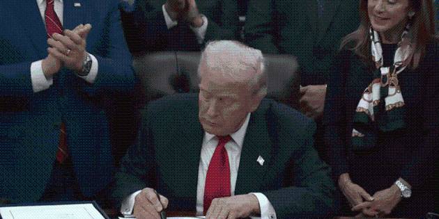 Trump firma ley de financiación y pone fin al cierre de Gobierno de 43 días en EU