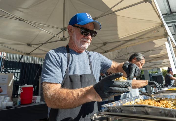 Thanksgiving goodwill flows in the ‘Denas’