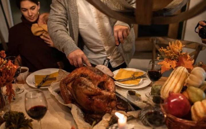 Las sillas vacías en la mesa de Acción de Gracias de familias migrantes en Estados Unidos