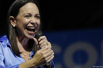 Afirma María Corina Machado que Venezuela está en "horas decisivas"