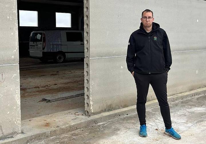 «La burocracia echa a los jóvenes del campo, te piden diez papeles y cuando los entregas...»