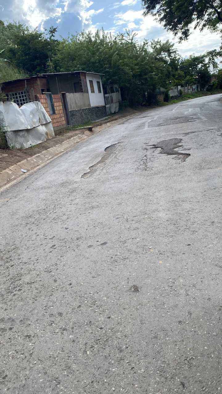 Habitantes denuncian fallas en la vía La Victoria