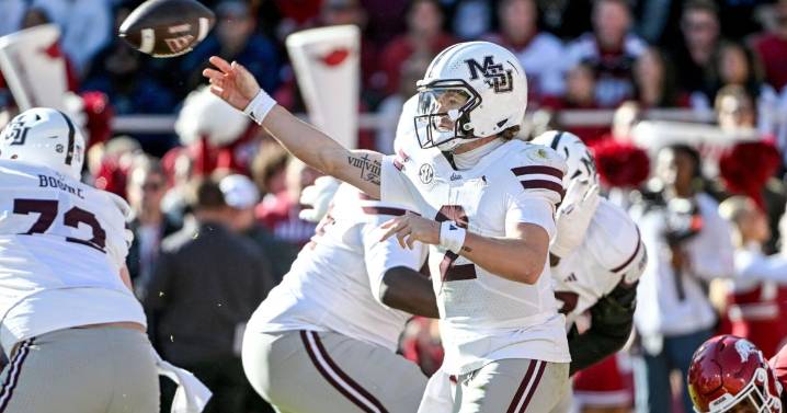 Mississippi State rallies from 14-point fourth-quarter deficit to beat Arkansas 38