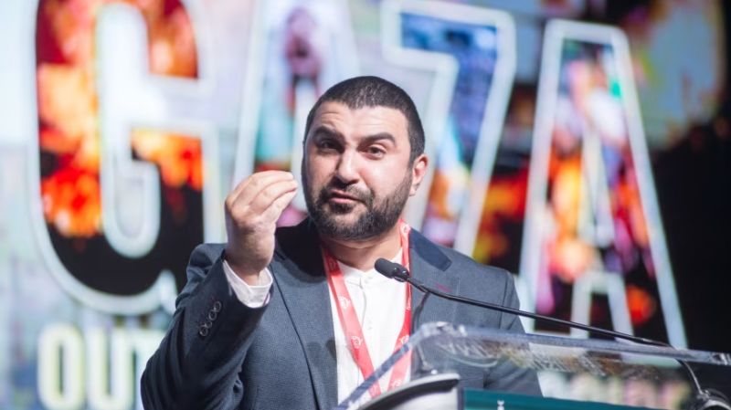 El periodista británico Sami Hamdi regresa a casa tras más de dos semanas detenido por ICE en EE.UU.