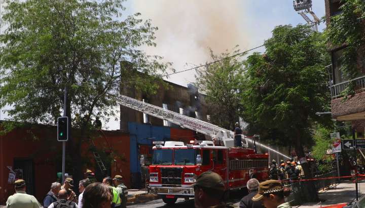 Incendio afectó a cités y locales comerciales en Santiago: 340 personas fueron evacuadas desde un colegio