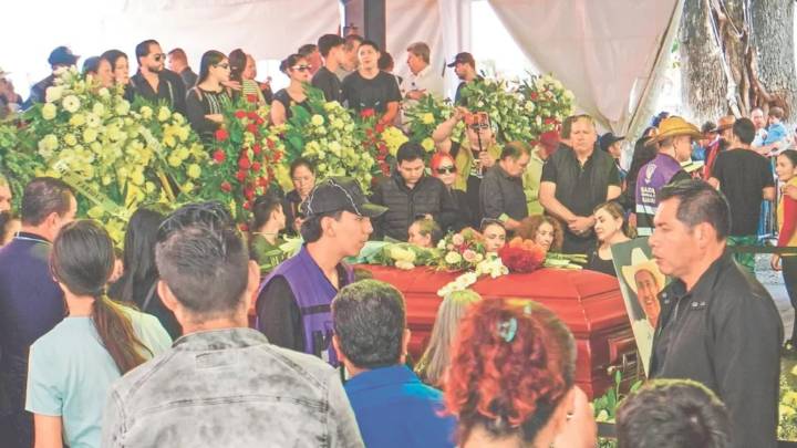 Indignación ciudadana acompaña el funeral de Carlos Manzo