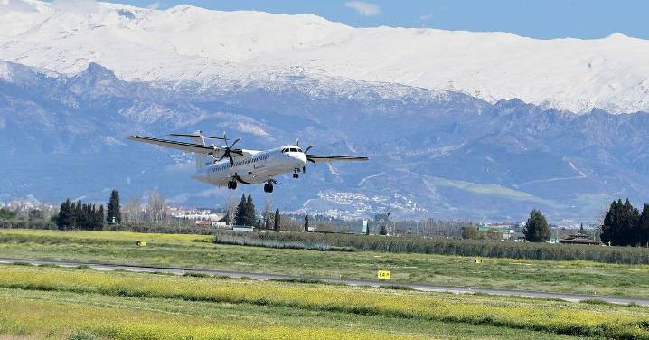 La Diputación de Granada trabajará para conseguir nuevos vuelos con París, Roma y Milán en 2026