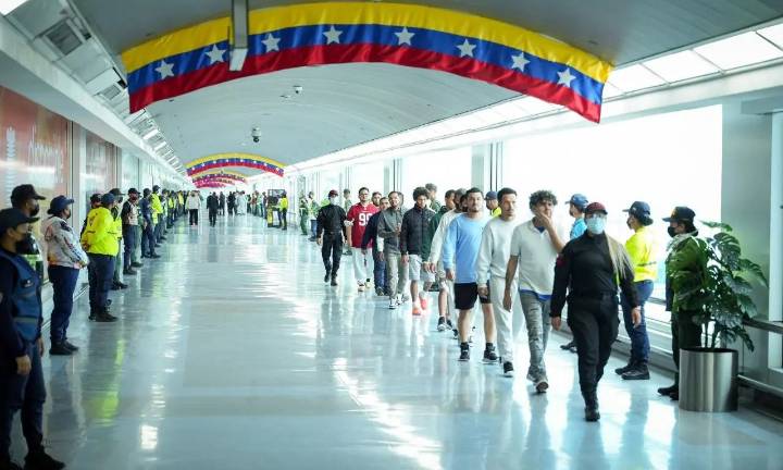 Venezuela activa «plan especial» de regreso de venezolanos varados