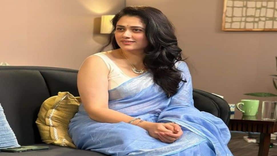 Who Is Internet Sensation Girija Oak? The Blue-Saree Woman’s Viral Physics Teacher Story Has Everyone Talking