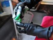 Nuevo aumento para empleadas domésticas: acordaron una suba del 2,7% por noviembre y diciembre, y un extra de $14.000 por tres meses