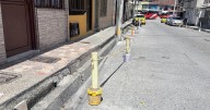 "La calle no es de nadie, la calle es libre": en barrio de Manizales reclaman por postes que obstruyen la vía