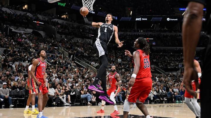 Fox scores 24 points in season debut, Wembanyama has 18 points, 18 rebounds as Spurs top Pelicans