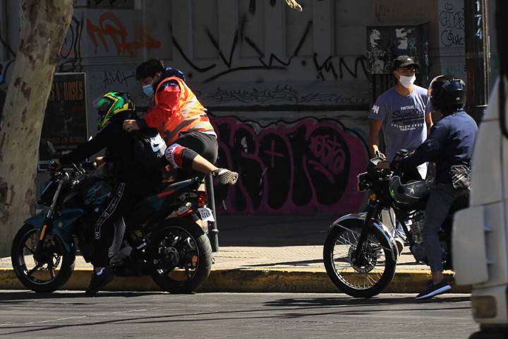 Revelan horarios y comunas de la RM más afectadas por asaltos de motochorros