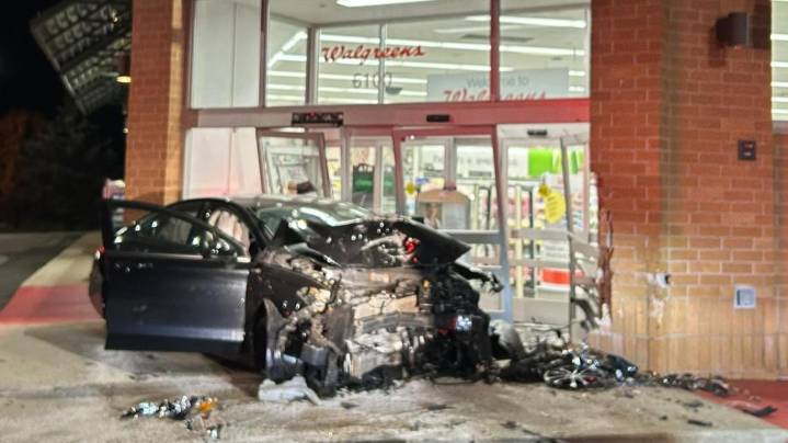 Suspected drunk driver in custody after crashing into Grand Rapids Walgreens
