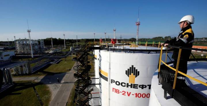 La entrada en vigor de las sanciones a Rosneft y Lukoil dejan en el limbo millones de barriles de petróleo ruso
