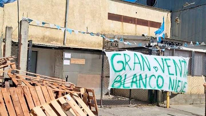 Cerró la empresa y las trabajadoras reclaman que les paguen: "Les sacaron el plato de comida a nuestros hiijos"