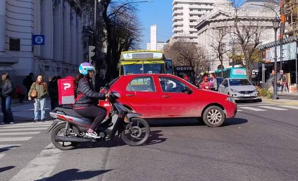 Cuánto tienen que trabajar los repartidores: un informe revela el esfuerzo detrás de más de 450 pedidos al mes