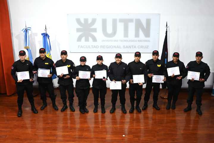 Bomberos de Santa Cruz ahora cuenta con 10 nuevos Operadores de Rescate y Salvamento