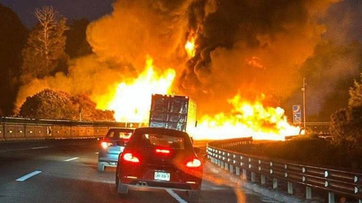 Cierran la México-Puebla por incendio de pipa con combustible