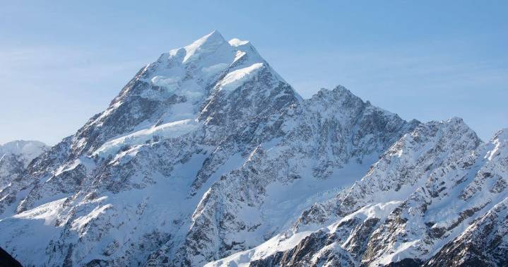 2 mountain climbers fall to their deaths, 2 others rescued on New Zealand's highest peak