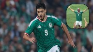 Raúl Jiménez festeja con máscara de lucha libre tras anotar en el juego México vs Paraguay