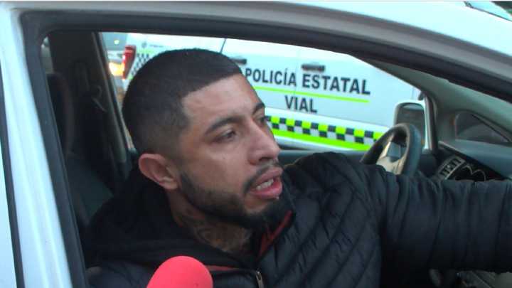 Auto Tumba a Motociclista y se lo Lleva en el Cofre por más de 2 Kilómetros en Guadalajara