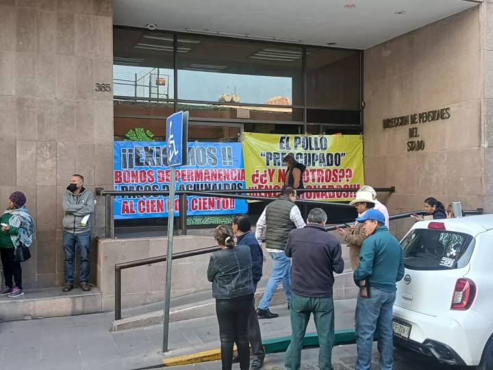 Jubilados de Telesecundaria vuelven a protestar en Pensiones por pagos incompletos