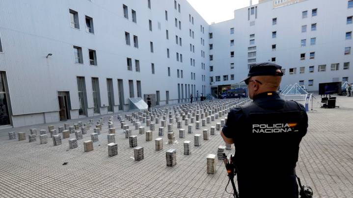 La Policía Nacional detuvo a dos personas más vinculadas con la descarga de 3.650 de cocaína en A Pobra