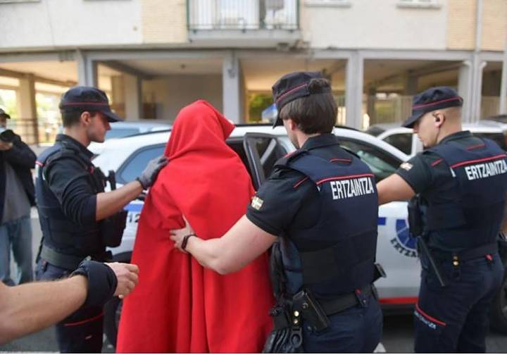 Marlaska discrepa con la Ertzaintza y asegura que «no es necesario para prevenir delitos» publicar la nacionalidad de los detenidos