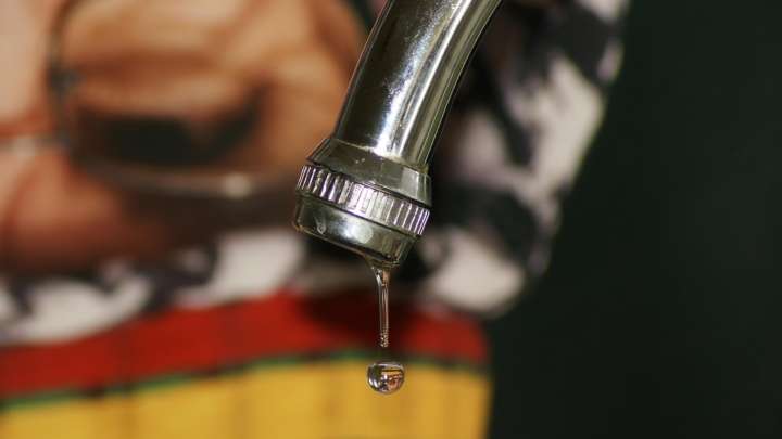 Decenas de Colonias de Acapulco, Guerrero, Llevan Más de un Mes sin Agua Potable