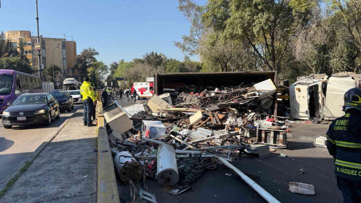 Accidente en Circuito Interior Hoy: Desperdicios Industriales Invaden Carriles Hacia el AICM