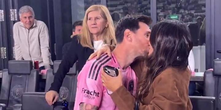 El beso de Messi a Antonela Roccuzzo en medio de los festejos del Inter Miami por el pase a la final de la MLS