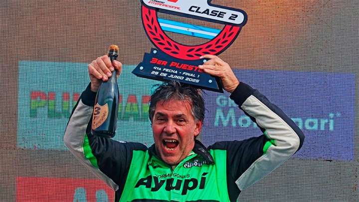 Conmoción en el automovilismo: un piloto se descompensó en plena carrera y murió