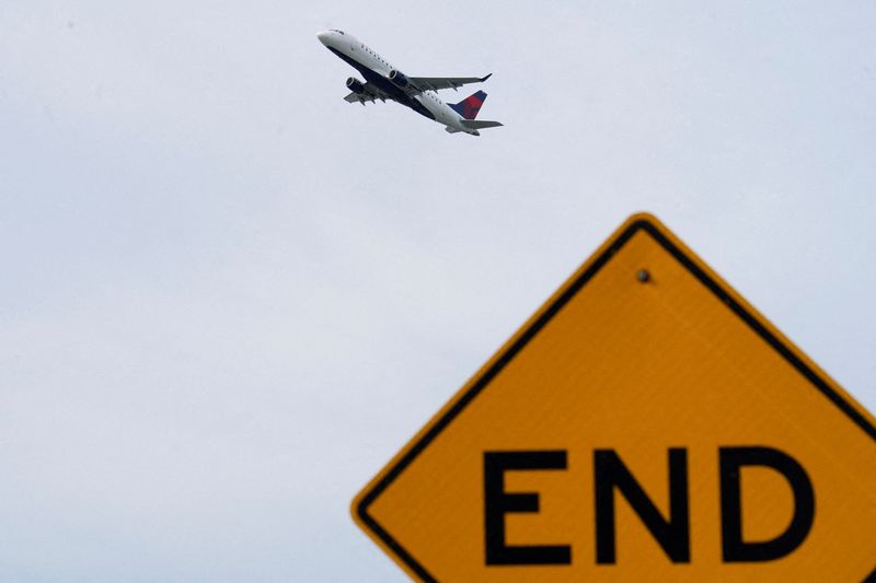 US warns it could force 20% flight cuts if shutdown continues