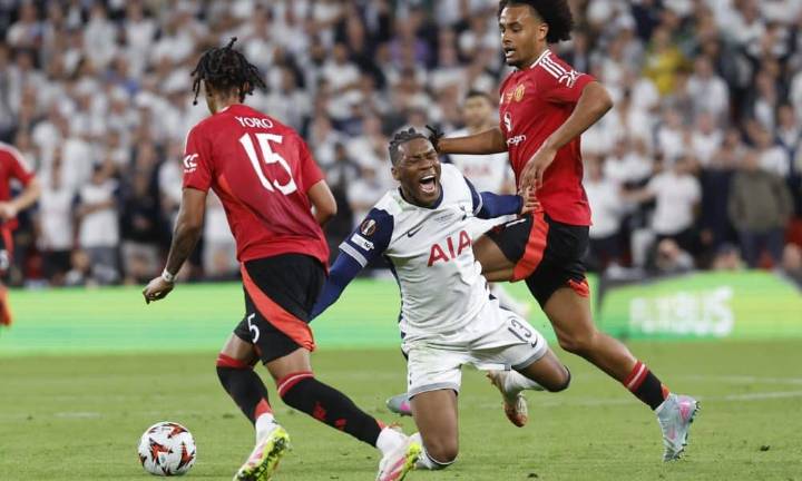 El Tottenham confirma que fue Udogie el jugador amenazado por un agente de futbolistas
