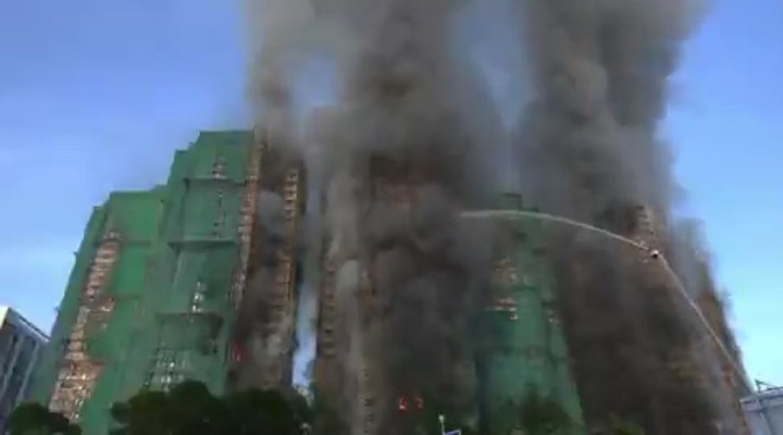 Se incendia un edificio residencial en el norte de Hong Kong