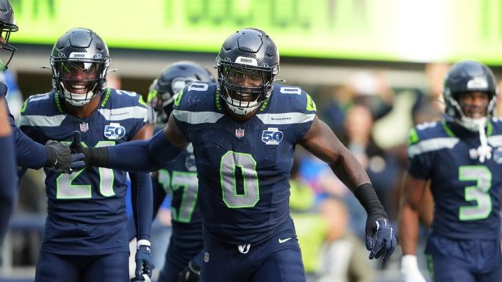 Seahawks' DeMarcus Lawrence has 2 fumble returns for TDs in first half vs. Cardinals