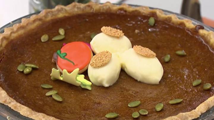 How much turkey, gravy and pies cooked for Cowboys-Chiefs Thanksgiving Day feast?