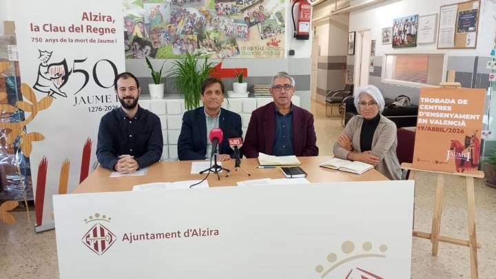 Alzira signa el conveni de col·laboració per a acollir la 41a Trobada de Centres en Valencià de la Ribera el 19 d’abril