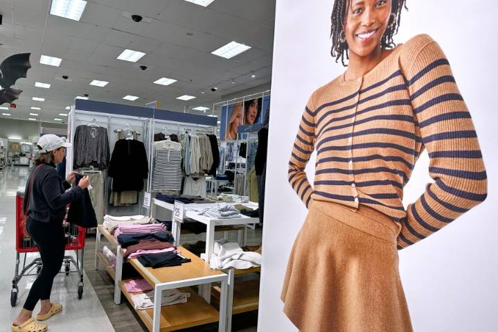 National Retail Federation predicts first $1 trillion holiday shopping season